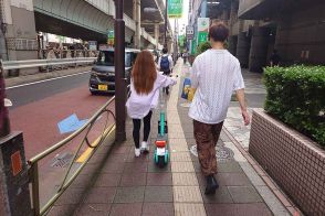 歩道走行時は足で蹴って進んでもOK？ 歩道での特例特定小型原付の扱いとは