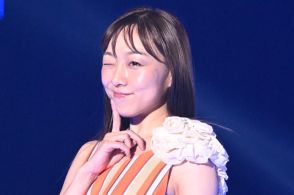 ＜須田亜香里＞大人のワンピコーデでTGCランウエーに　ウインクやキュートなポーズで観客魅了