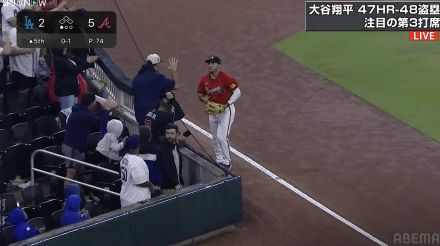 大谷翔平がフェンス際大飛球→外野手と観客の“珍プレー”が話題に 「いい光景だなー！」元楽天のレジェンドも「にっこり」