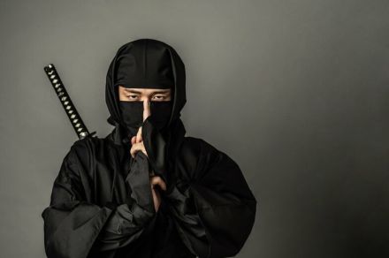 「忍者の手裏剣」実は投げる武器ではなく…本当の使い方が衝撃的すぎた！