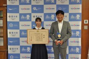 ディベート甲子園2024優勝メンバー　豊川の鈴木咲菜さんが市長表敬