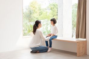 自分の子どもに「年収」を教えるのって危険ですか？ 先日、娘が「Aちゃんのお父さんは年収1000万円だって！」と言っていたのですが、大人になるまで“お金のこと”は伝えないほうが良いでしょうか…？