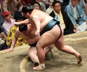 苦しい土俵が続く阿武剋５敗目　錦木に左を差され一気の出足に寄り倒される