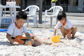 駅前に「浜辺」砂遊び楽しいね!!　１５日まで福島県いわき市　砂像制作や砂絵体験など多彩なブース