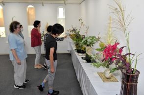 季節を感じる「花のハーモニー」　１５日まで福島県郡山市で小原流支部花展　ツルウメモドキやコスモス彩り豊かに