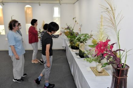 季節を感じる「花のハーモニー」　１５日まで福島県郡山市で小原流支部花展　ツルウメモドキやコスモス彩り豊かに