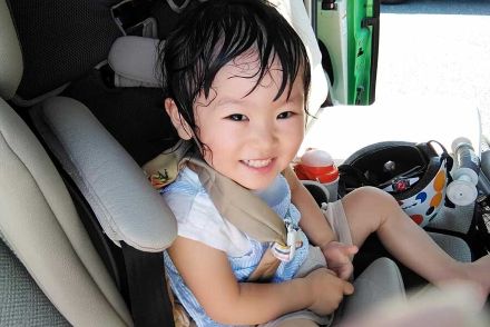 熱中症警戒アラートが響く夏！ 子どもを車に乗せるとき、早めにエンジンをかけるべき理由