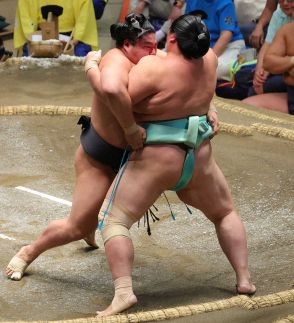 若元春が大関・琴桜を破り5勝目　得意の左四つに持ち込み完勝