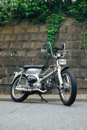 もはや「ホンダ リトルカブ」の面影なし！　自らの手で仕上げた唯一無二の小さなバイクが移動を自由に。