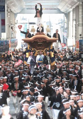 厳しい残暑の中、34台のだんじり威勢よく疾走　大阪・岸和田