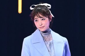 ＜高橋ひかる＞美脚すらり！　ロングコートからちら見せ　ポニテ×リボンでガーリーなムード