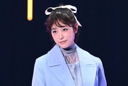 ＜高橋ひかる＞美脚すらり！　ロングコートからちら見せ　ポニテ×リボンでガーリーなムード