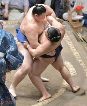 大の里が自己新の７連勝　速攻２秒９　平戸海を寄り切り　大関昇進目安まであと「５勝」へ「集中する」