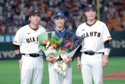 巨人ナインが現役引退のヤクルト・青木宣親のため試合後再びグラウンドへ　長野久義＆坂本勇人が花束贈呈