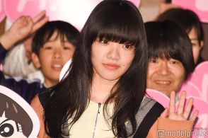 あいみょん、ほっそりウエストチラリ ミニ丈コーデ披露に「可愛い」「憧れる」の声