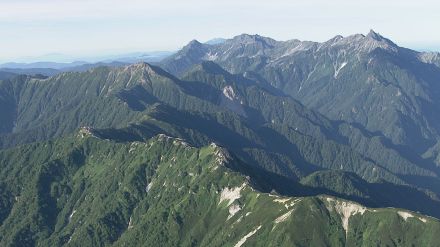 北アルプス燕岳で遭難　疲労で行動不能の75歳女性を同行の40代男性が背負って下山中、2人とも約20ｍ滑落　女性は軽傷、男性けがなし　救助隊が出動、背負って下山