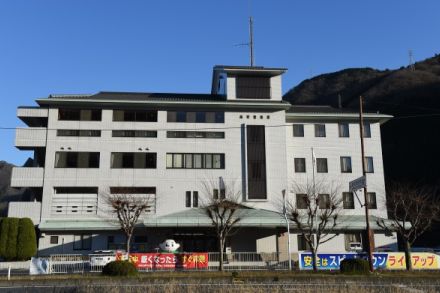 福祉施設の車衝突、高齢女性が心肺停止　岡山・高梁の国道脇支柱、残る3人けが