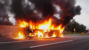 道央道で空港連絡バスが炎上　乗員乗客にけが人なし