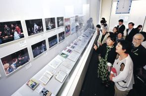 「ことばの魔術師」間近に　「生誕９０年　井上ひさし展」開幕　高志の国文学館