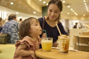 スタバは仕事や勉強してる人がいるから…　→子連れでも楽しめる新店舗オープン　キッズフラペチーノも開発