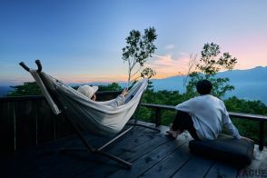 「映画のように景色を楽しむ!?」日本アルプスの山々を見渡す絶景スポットに誕生！ 標高1445mの山頂に設置される“トレーラーハウス型宿泊施設”とは