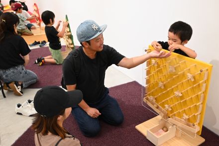 木のぬくもり感じて遊ぼう　地元作家の作品ずらり　八戸市美でおもちゃフェス