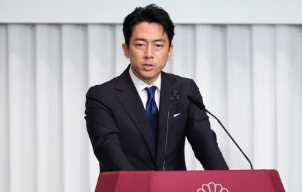 「小泉進次郎」総裁選で「生き分かれた母」に言及のワケ　支持者は「お涙ちょうだいで票がほしいのか」と困惑