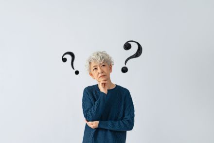 「65歳」vs「70歳」平均寿命まで生きるなら、“年金を受け取る年齢”はどちらがお得？ 男女別にそれぞれ解説