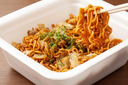 昼食に「カップ焼きそば」を食べていたら、同僚に「3食180円の袋麺のほうが安上がりじゃない？」と言われました。用意が楽なのですが、そこまでコストは変わるのでしょうか…？