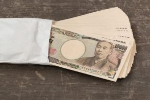 夏休みに実家に帰ったとき、親から「孫2人分の将来の学費に」と200万円もらいました。1人につき100万円なら“贈与税”はかからないですよね？