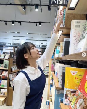 毎日通っちゃう？ 岡田紗佳、素朴な美しさに見惚れる本屋のお姉さんショット公開