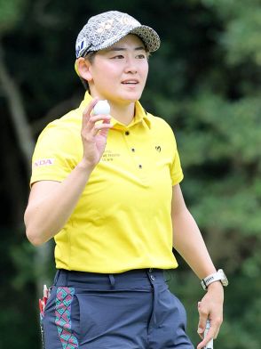 岩井明愛が逆転で今季３勝目、通算６勝目　史上３人目の大会連覇　山下美夢有は７度目の２位