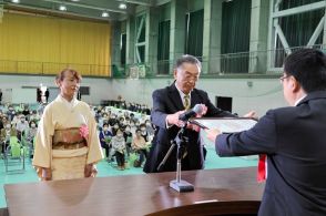 ９９５人の長寿を祝福　福島県天栄村で敬老会　金婚表彰６組たたえる