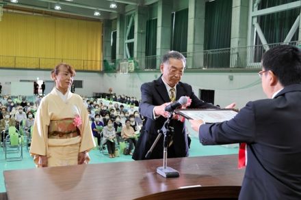 ９９５人の長寿を祝福　福島県天栄村で敬老会　金婚表彰６組たたえる