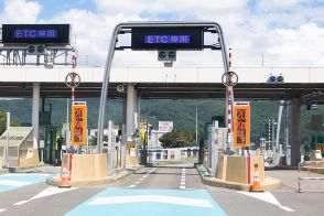 「ETCバーが開かない!」どうすればいい？ 「絶対NG行為」は同じ、けど車とバイクで対処が違う!?