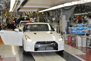 日米対決!?「世界一長い生産ラインのクルマ」とは？ “バブル時代”ならではの珍車でしょ！