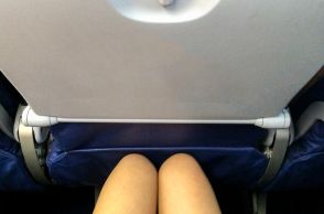 飛行機の中央席に座る女性に「悲劇」。両隣の乗客が、脚を全開に広げる動画が波紋（海外）