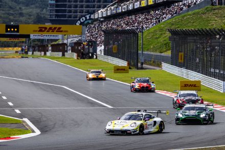 SC味方に12台抜きのポルシェが初代王者に。フェラーリ優勝、バトルで魅せたロッシが3位【LMGT3決勝】