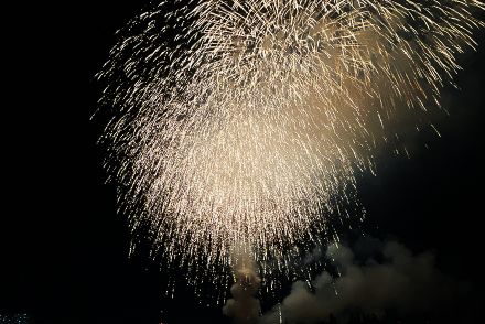 大阪・枚方市の「くらわんか花火」が大盛り上がり、河川敷公園に多くの人押し寄せる