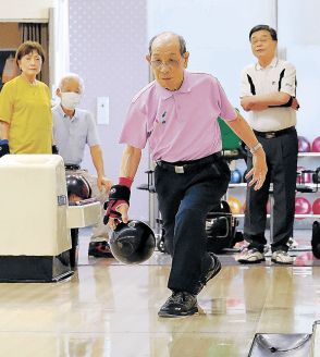 ９５歳ボウラー力強く投球　金沢の辻阪さん　１６日は敬老の日