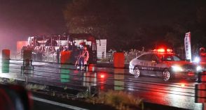 エンジン油圧異常で警報　オイル漏れなどトラブルか　北海道・道央自動車道バス炎上