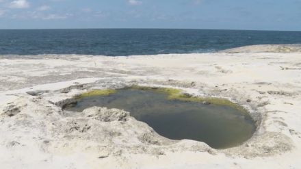 海岸にポツン…巨大な穴　『一つ目小僧』の謎　幅2メートル・深さ1メートル超　ただの“甌穴”ではない?なぜこの場所に…自然が生み出すミステリーとは?