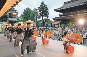 雨の小京都に素朴な調べ　富山県南砺市で城端むぎや祭