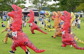 恐竜姿で全力疾走！　大田原・なかがわ水遊園でティラノサウルスレース　ユーモラスな動きに笑い声