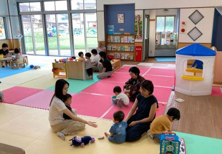 雨天の遊び場、マット敷き室内駆け回り　京都・南丹市園部町の「すこやかセンター」日曜開放