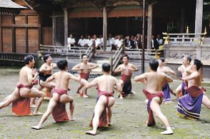 青年力士、勇壮「胸たたき」　諏訪大社上社十五夜祭奉納相撲　長野県