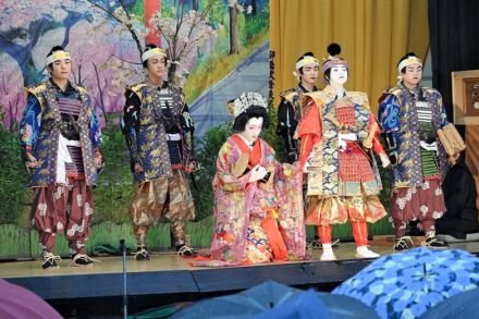 秋雨に負けぬ熱演　柳橋歌舞伎　福島県郡山市で定期公演