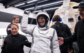 民間人初の船外活動に成功 スペースX「クルードラゴン」帰還