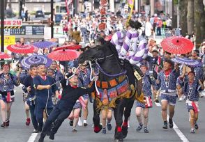 飾り馬、勇壮に　藤崎宮例大祭「神幸行列」　熊本市中心部