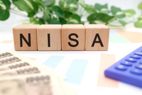 年収400万円の夫が「NISA」を始めました。子どもの学費も考えると普通に貯金してほしいのですが、長期で考えると「得」なのでしょうか？